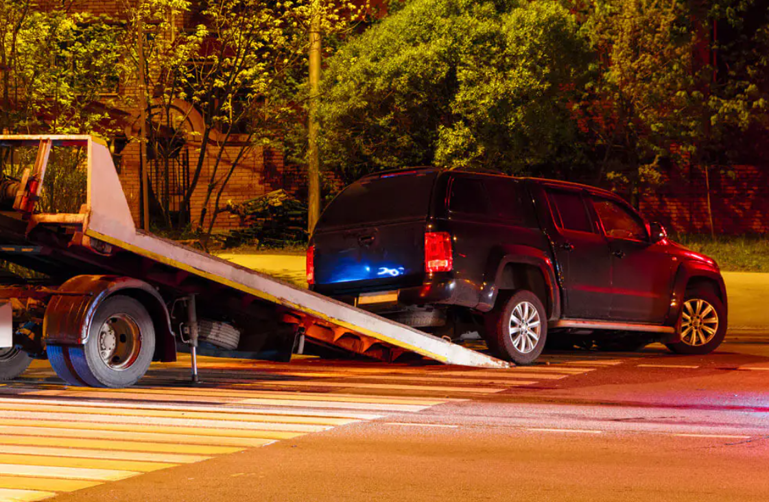 stay safe while waiting for a tow truck at night