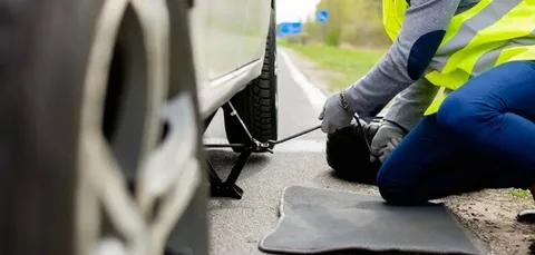 How Roadside Assistance Services Help Drivers in Emergencies